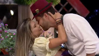 Finalmente! Marcelo e Flávia trocam beijo apaixonado na Fazenda (Reprodução)